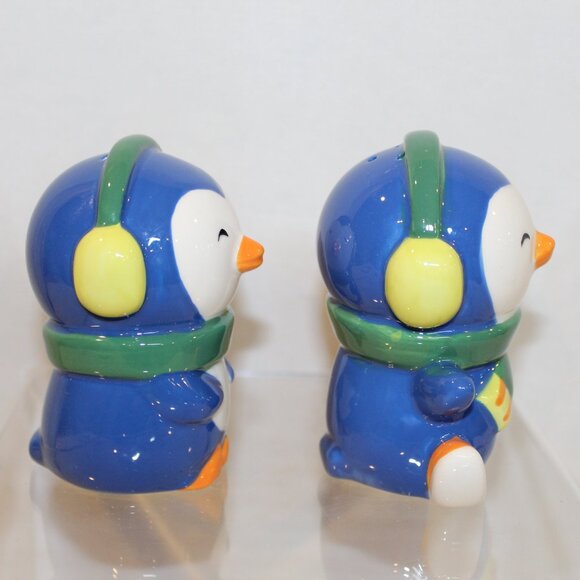Miniature Ceramic Christmas Penguin Salt & Pepper Shakers - Picture 4 of 5